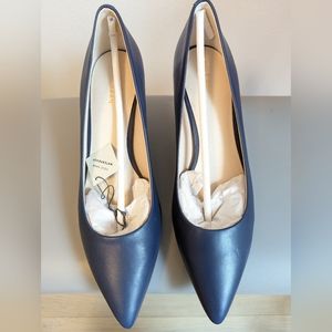 ColeHaan leather pumps, Waterproof, Size 8 B, color Navy blue